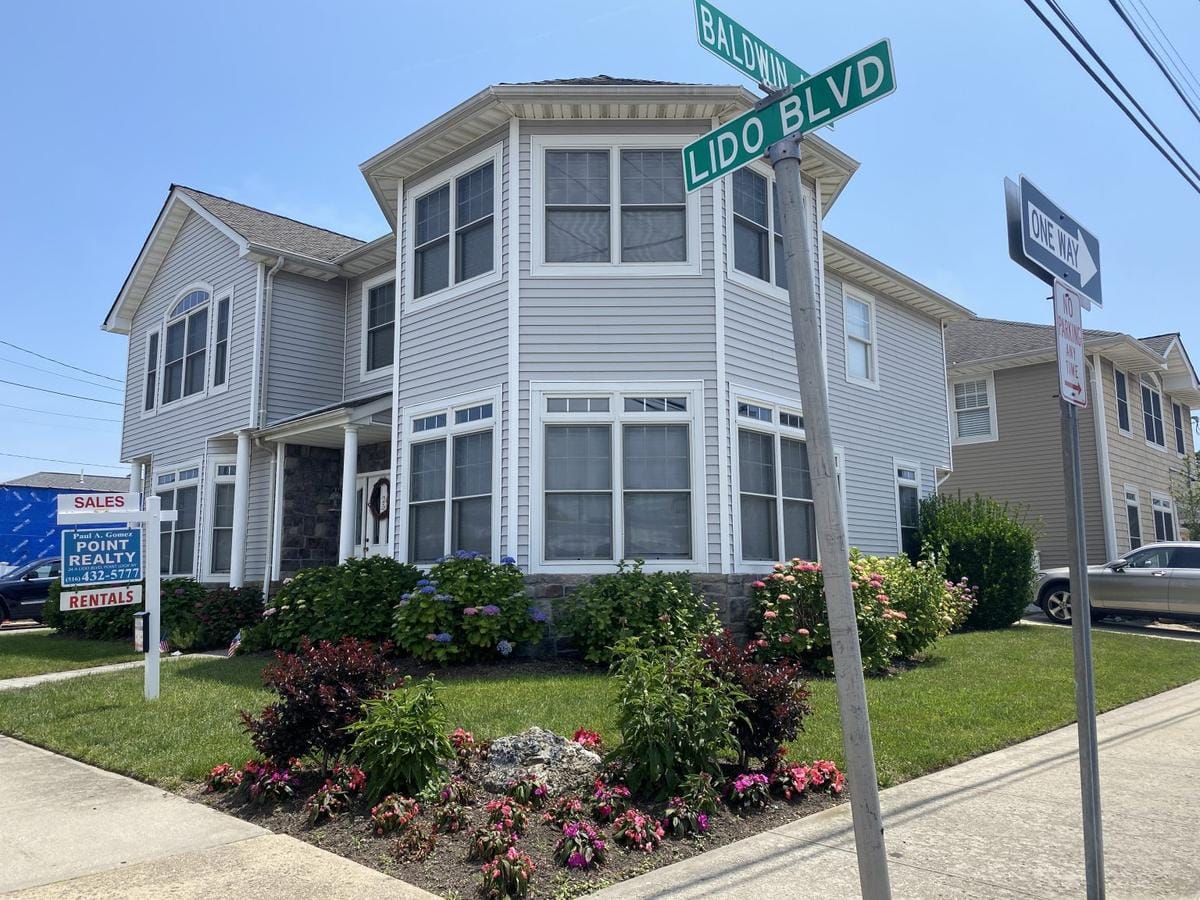 5 BEDROOM 2.5 BATH AVAILABLE FOR WINTER RENTAL